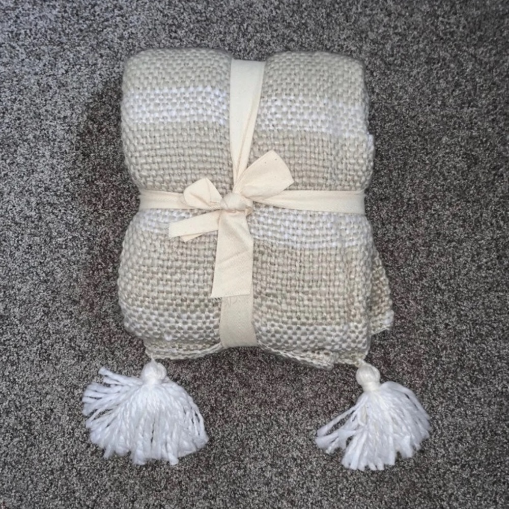 NWT Knitted Throw